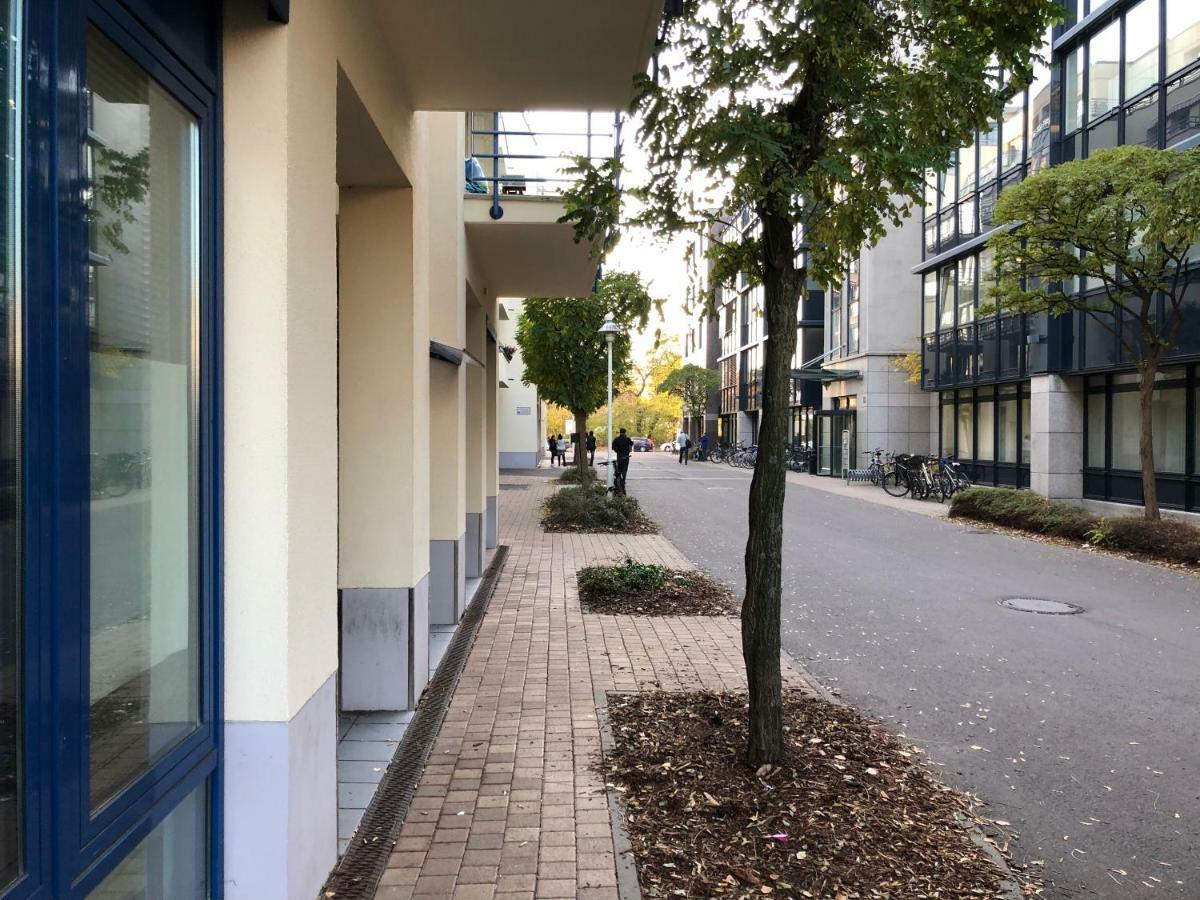 Sonnige Wohnung Im Zentrum Mit Terrasse U Tiefgarage - Netflix & Prime Lipsia Esterno foto